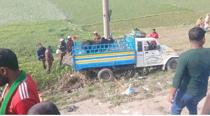 কিশোরগঞ্জে পিকআপ উল্টে নিহত ২, আহত ১০